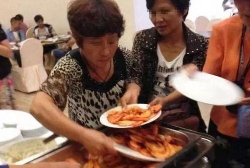 大妈吃瓜饼视频播放,视频播放引发网友热议