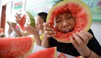 吃西瓜大赛拿瓜刷下巴搞笑视频,笑料横生的拿瓜刷下巴大赛搞笑瞬间