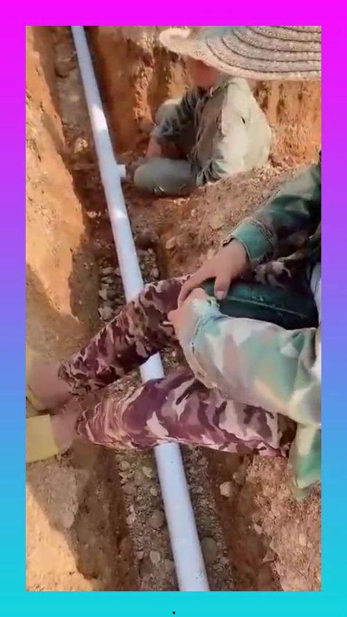 工地吃瓜的视频,揭秘建筑工地的趣味日常