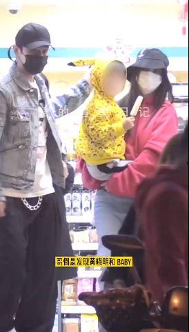 黄晓明跟杨颖吃瓜视频,网友直呼太甜了！