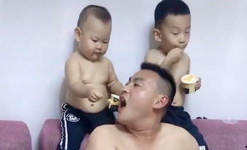 爸爸喂娃吃瓜视频,萌娃表情逗笑网友